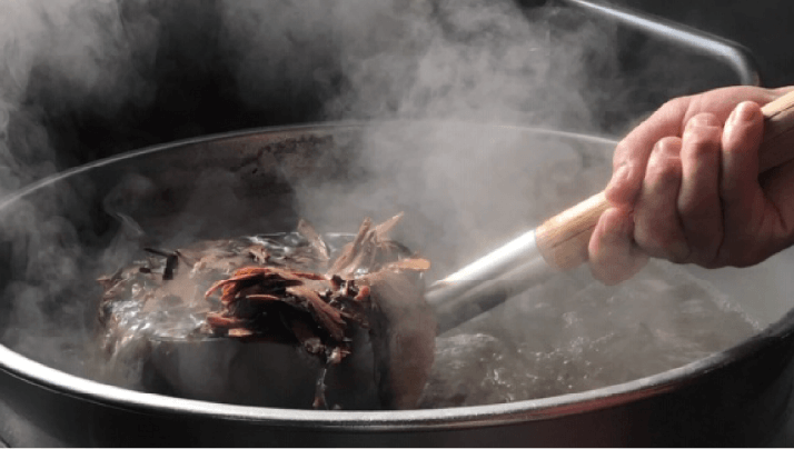 素材にこだわり手間を惜しまず作る秘伝のそばつゆ 素材にこだわり手間を惜しまず作る秘伝のそばつゆ